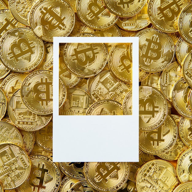 Disegna lo spazio su una pila di contanti bitcoin