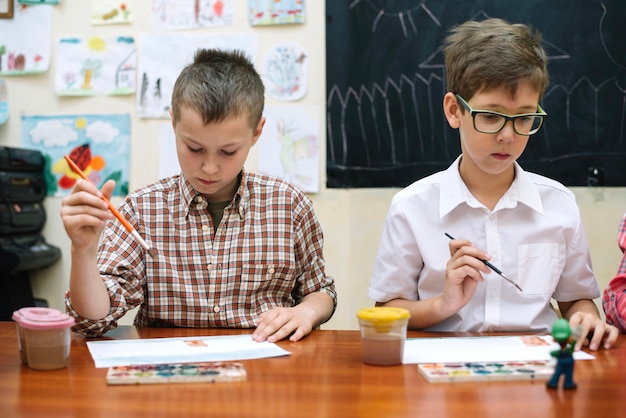 Disegnando scolaresche in aula