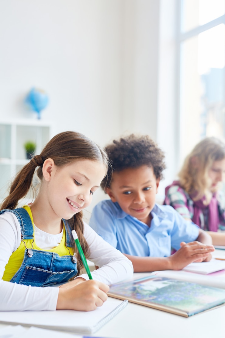 Foto gratuito disegnare a scuola