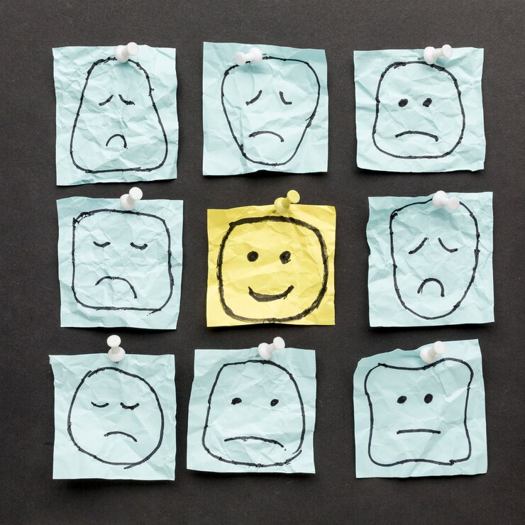 Foto gratuito disegni emoji su carta