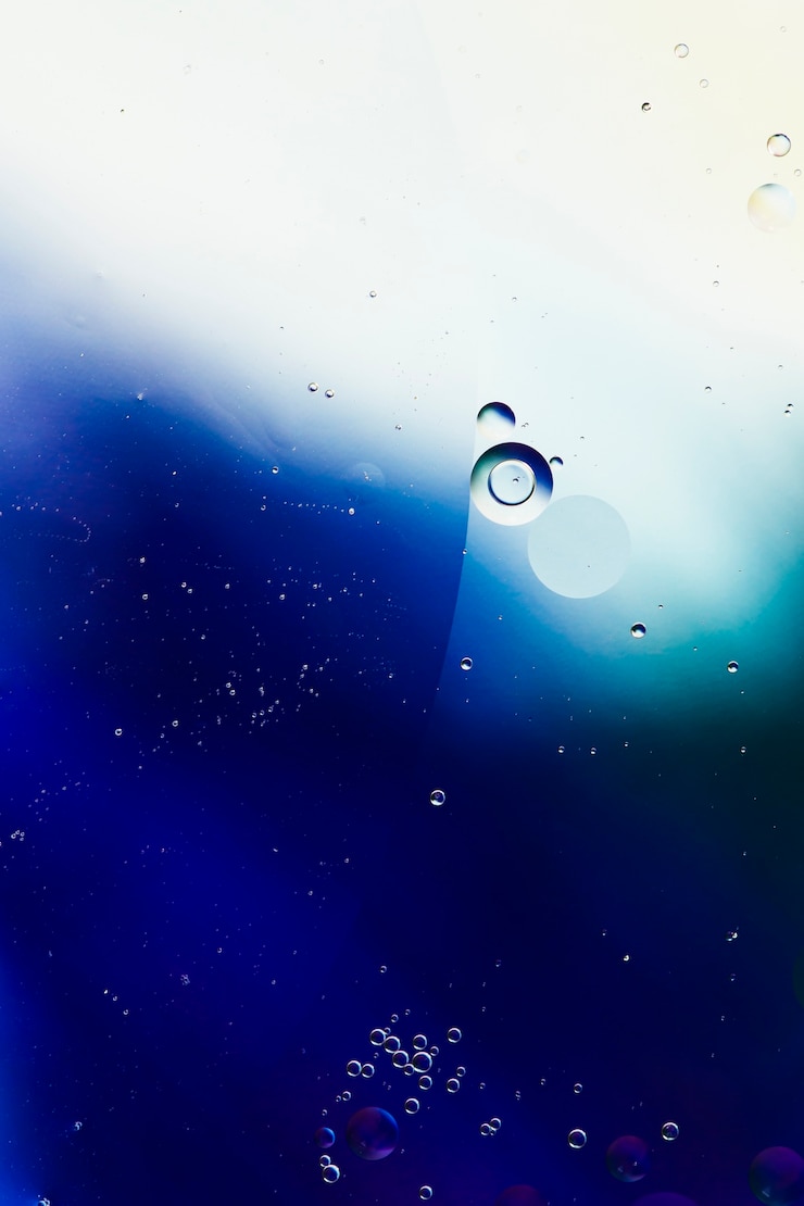 Foto gratuito disegno astratto di bolle di olio colorate sull'acqua