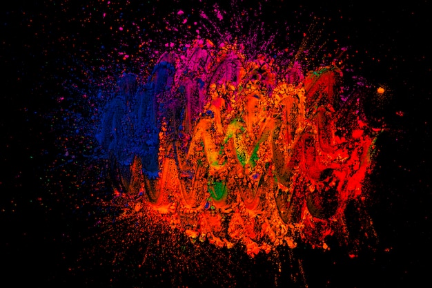Disegno astratto su colori rangoli su superficie scura