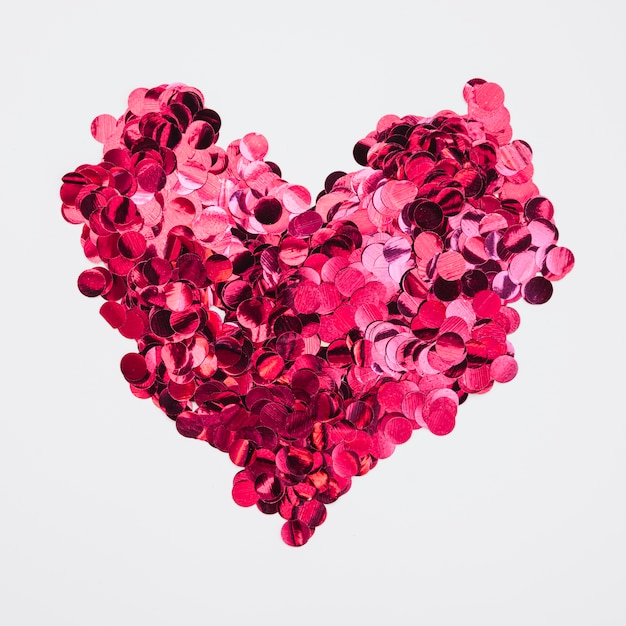 Disegno del cuore fatto di coriandoli rosa