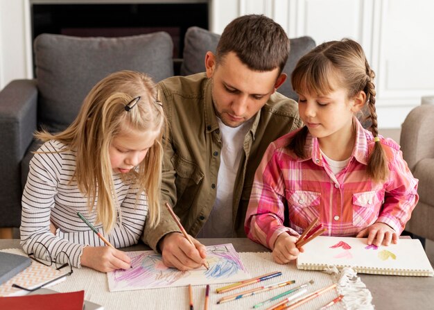 Disegno di padre e ragazze del colpo medio