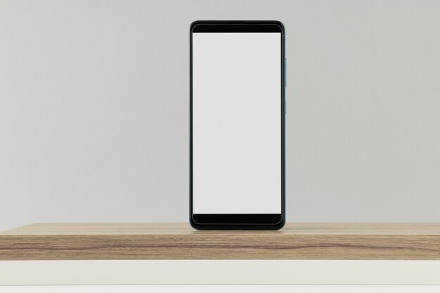 Display minimo per smartphone su tavola di legno