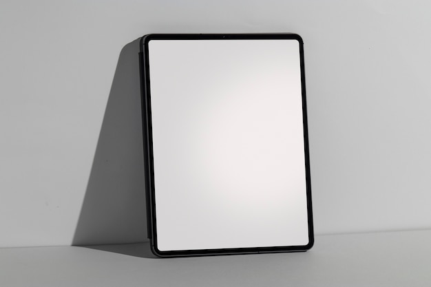 Display minimo tablet su superficie bianca
