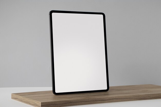 Display minimo tablet su tavola di legno