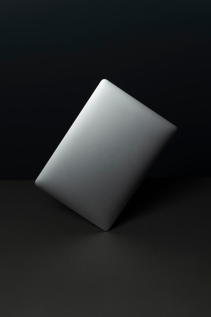 Dispositivo portatile con sfondo monocromatico minimalista