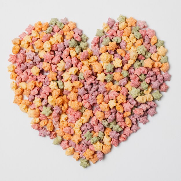 Disposizione a forma di cuore vista dall'alto con cereali colorati