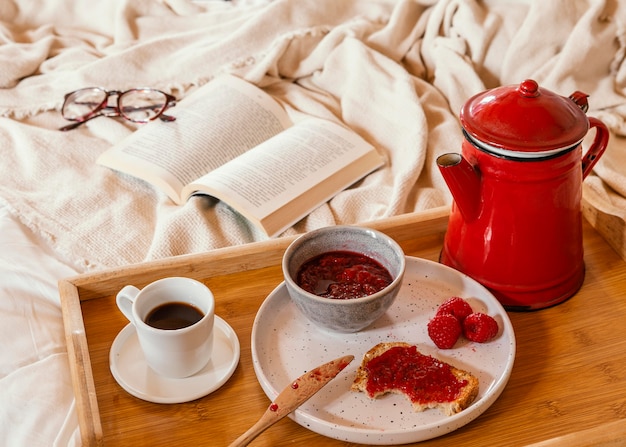 Disposizione ad alto angolo con gustosa colazione