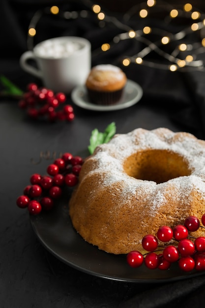 Disposizione ad alto angolo con pasticceria e mirtillo rosso