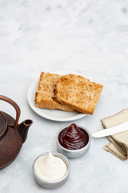 Disposizione ad alto angolo con salse e toast