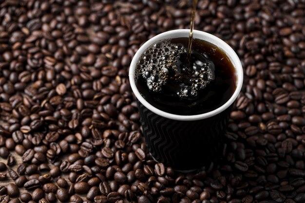 Disposizione ad alto angolo con tazza di caffè nero