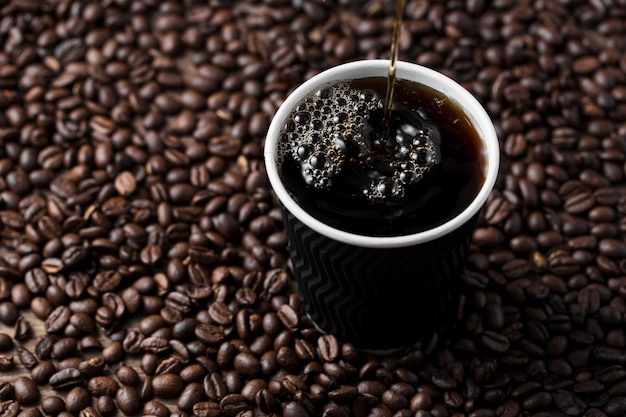 Disposizione ad alto angolo con tazza di caffè nero
