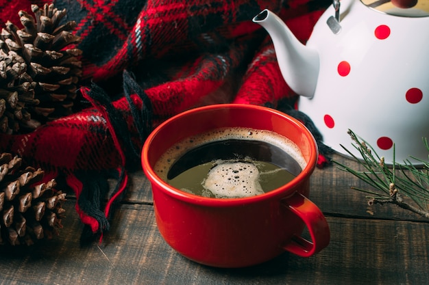 Disposizione ad alto angolo con tazza rossa e caffè