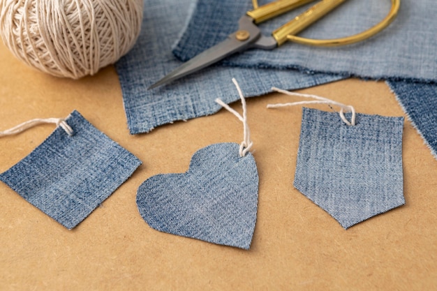 Disposizione ad alto angolo con tessuto jeans