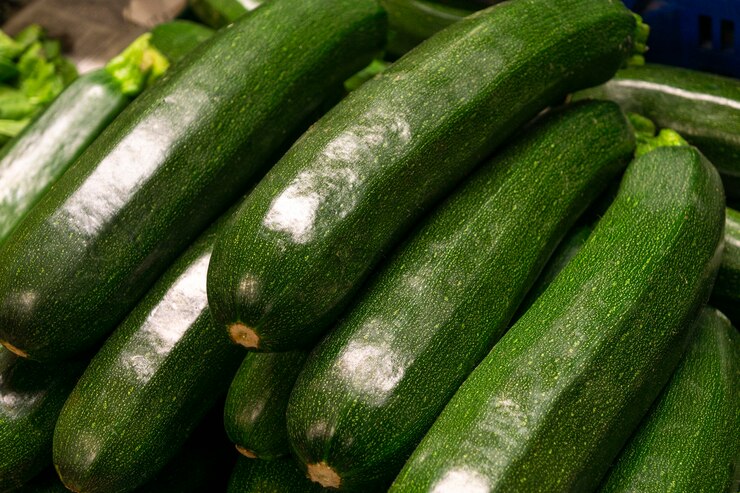 Foto gratuito disposizione ad alto angolo con zucchine