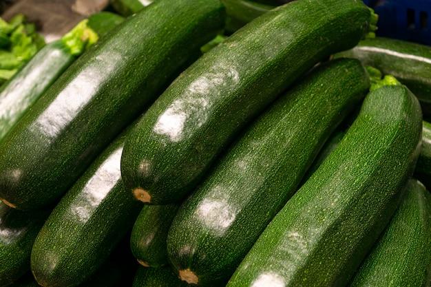 Disposizione ad alto angolo con zucchine