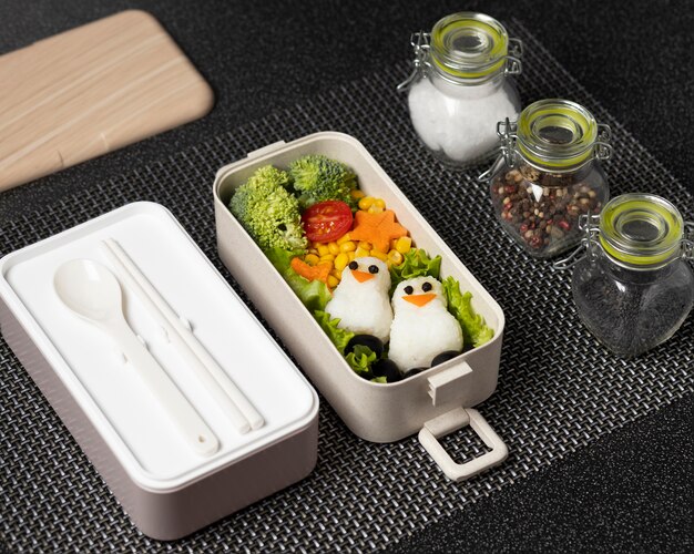 Disposizione ad alto angolo della scatola bento giapponese