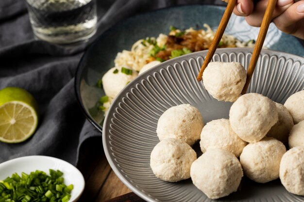 Disposizione ad alto angolo di delizioso bakso indonesiano