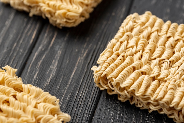 Disposizione ad alto angolo di noodles crudi