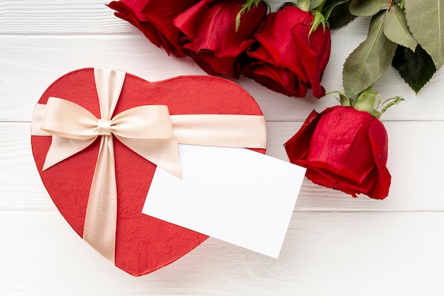 Disposizione adorabile per la cena di San Valentino su fondo di legno bianco