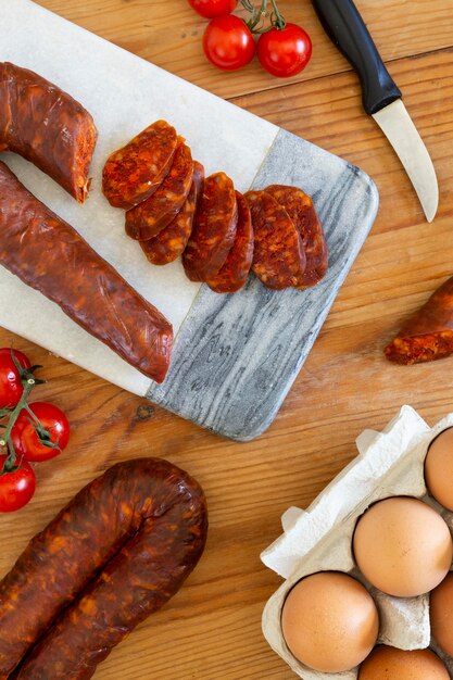 Disposizione affettata gustosa salsiccia chorizo