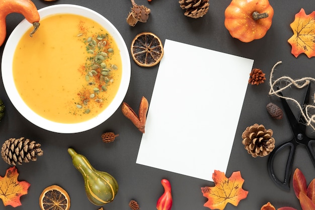 Disposizione autunnale vista dall&#39;alto con zuppa di zucca