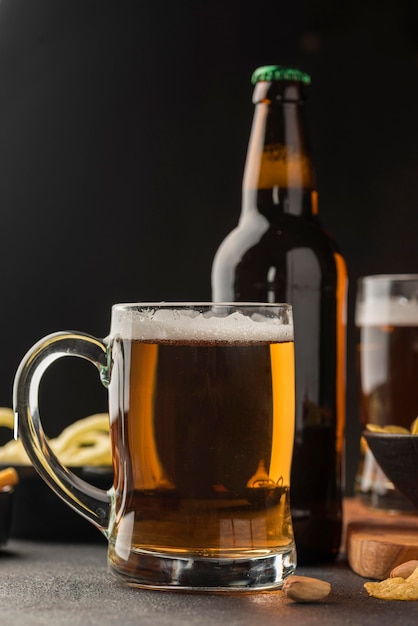 Disposizione boccale e bottiglia di birra