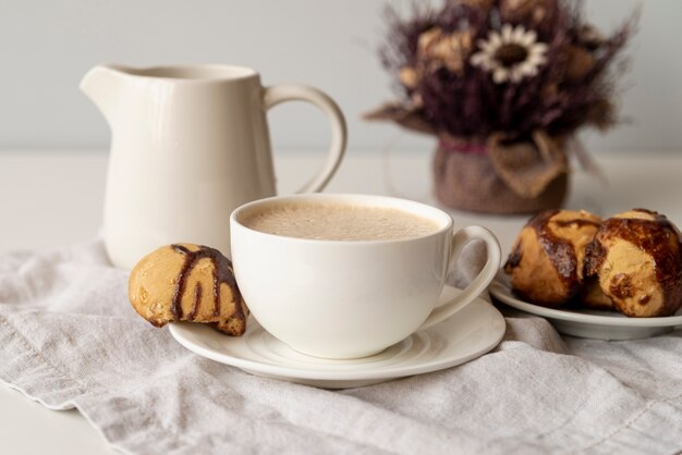 Disposizione carina di elementi di caffè