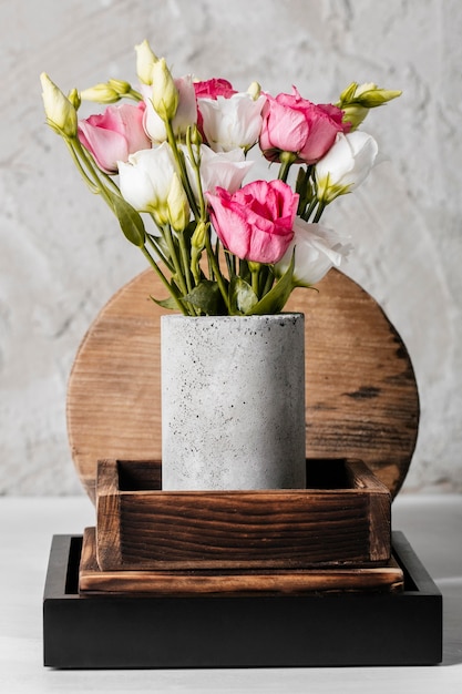 Disposizione con bellissime rose in un vaso