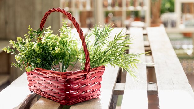 Disposizione con cesto di fiori sul tavolo