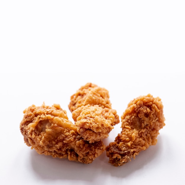 Disposizione con cibo per polli su sfondo bianco