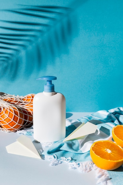 Disposizione con contenitore per sapone e arance