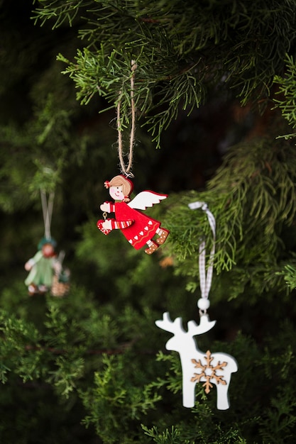 Disposizione con decorazione ad albero di natale a forma di angelo