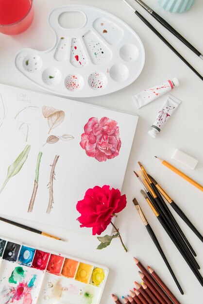 Disposizione con disegno e fiori