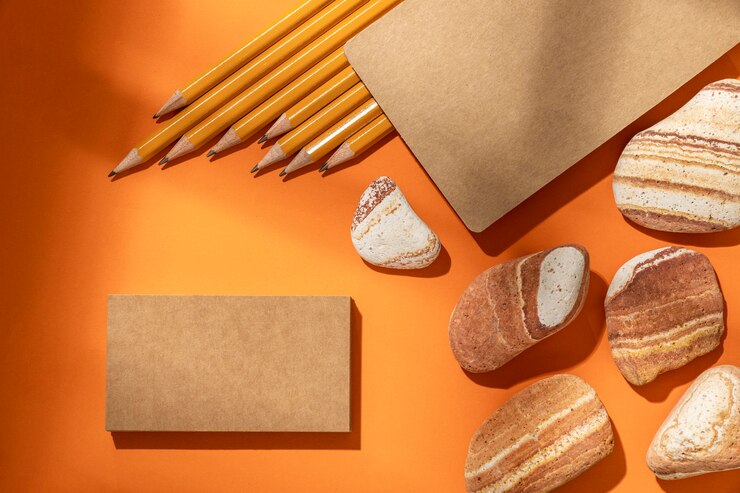 Foto gratuito disposizione con elementi di cancelleria sull'arancio