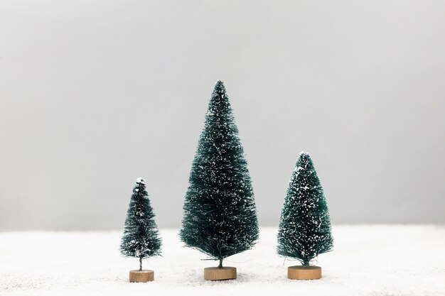 Disposizione con graziosi piccoli alberi di Natale
