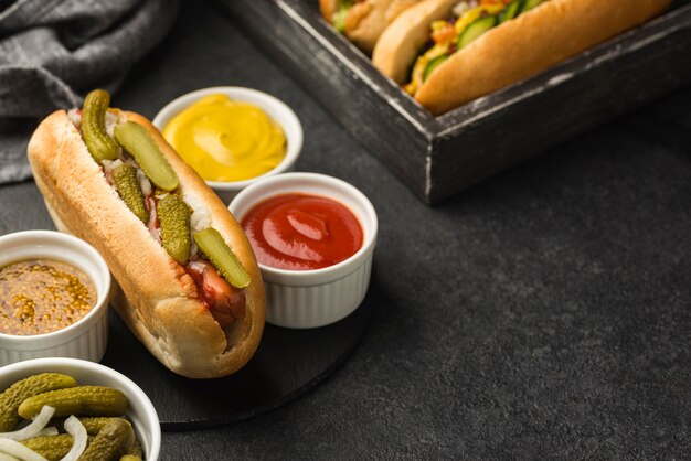 Disposizione con hot dog e salsa