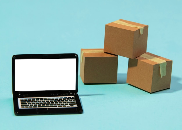 Disposizione con laptop e scatole
