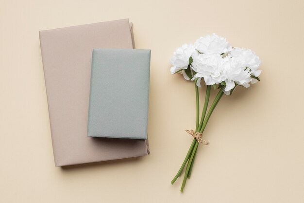 Disposizione con libri e fiori bianchi