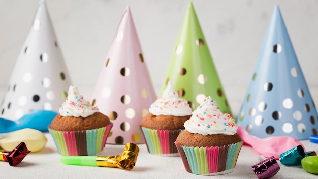 Disposizione con muffin smaltati e decorazioni per feste