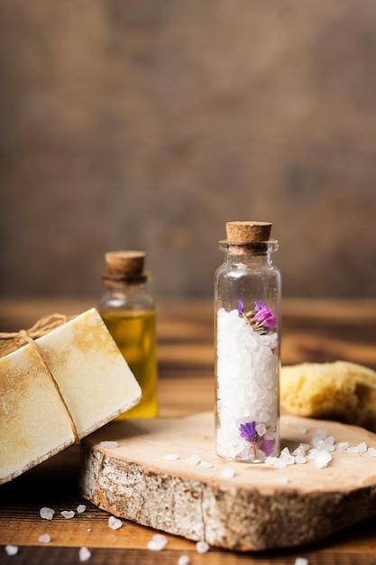 Disposizione con sali da bagno e sapone