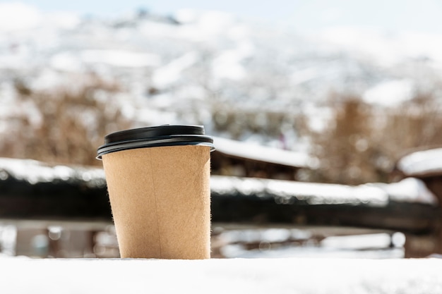 Disposizione con tazza di caffè all'aperto