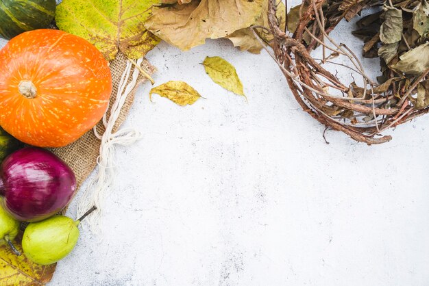 Disposizione con verdure e rami secchi secchi