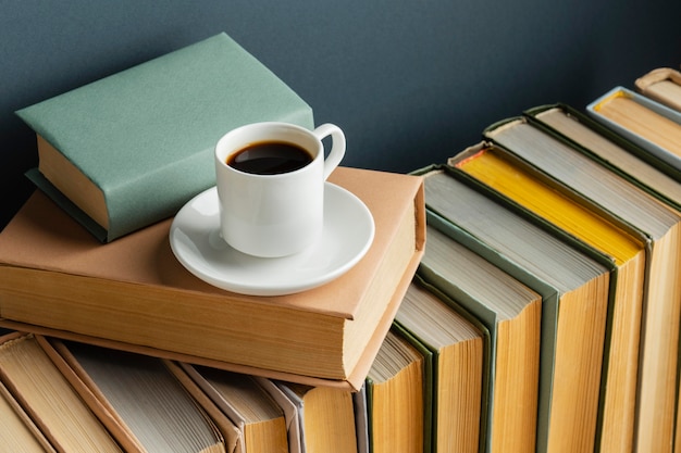 Disposizione creativa con diversi libri e caffè