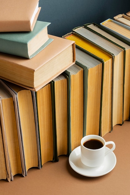 Disposizione creativa con diversi libri e caffè