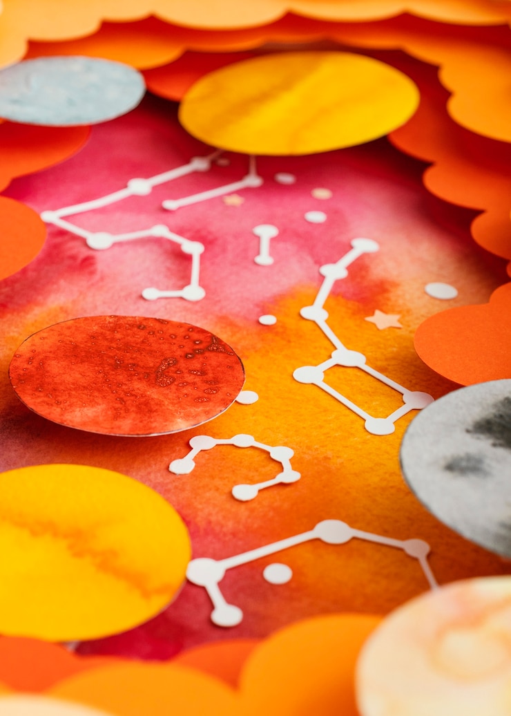 Foto gratuito disposizione creativa dei pianeti di carta