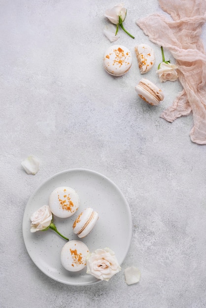 Disposizione creativa di deliziosi macarons