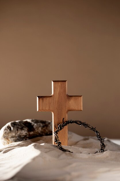 Disposizione croce e corona di spine in legno